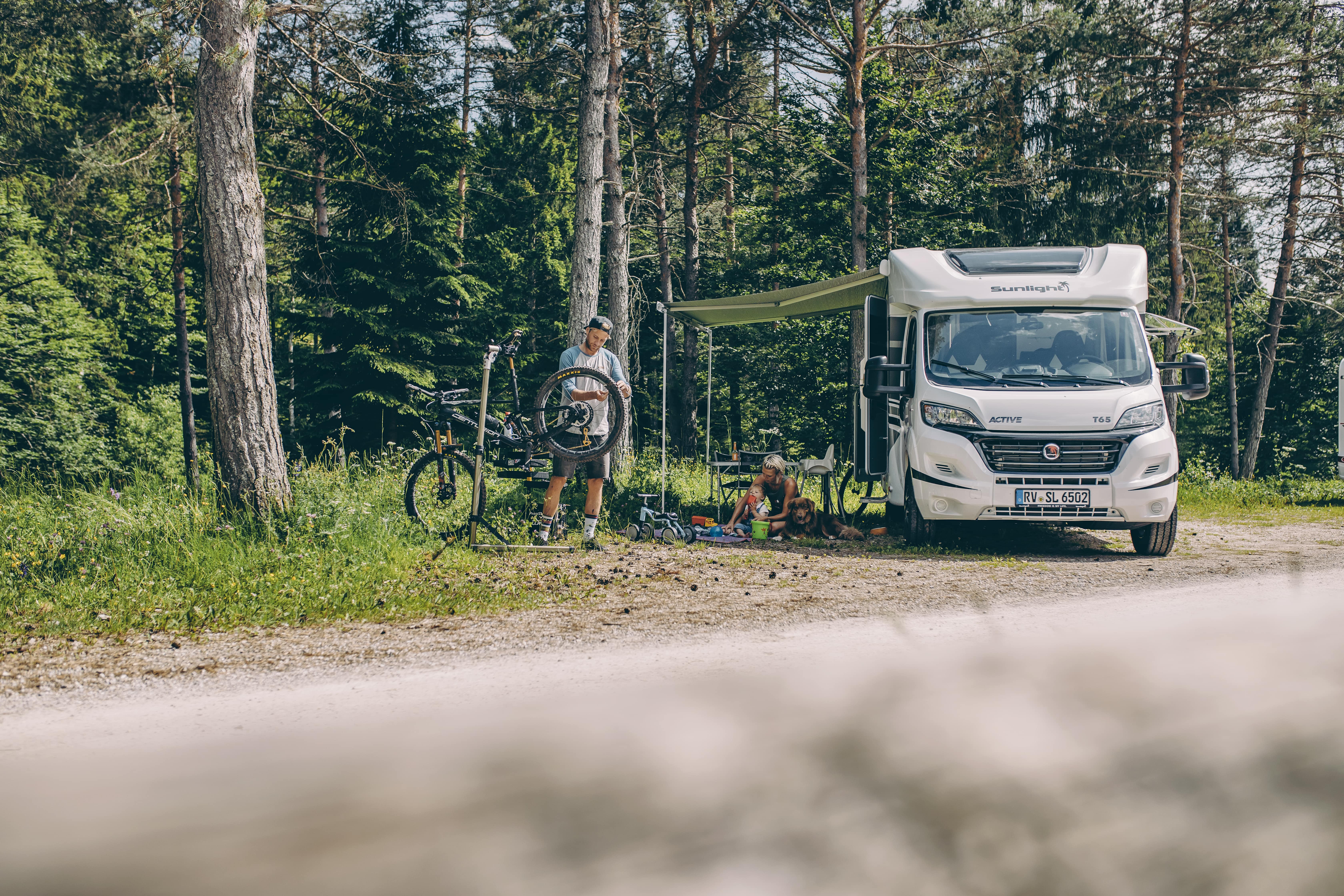 camper op vakantie, fietsers
