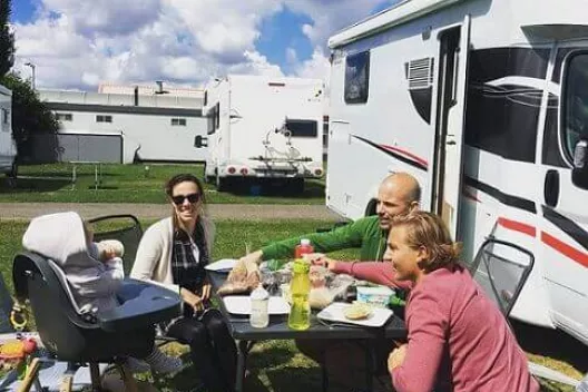 Baby in camper slapen